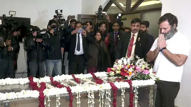 शरद यादव को श्रद्धांजलि देते राहुल गांधी