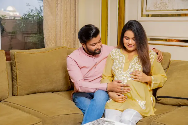 கூவாட் சிண்ட்ரோம்: கர்ப்பிணிப் பெண்களின் கணவர்களும் கர்ப்பகால அறிகுறிகளை அனுபவிப்பது ஏன்?