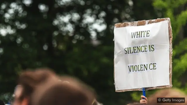 일상 속에서 미세한 차별에 맞서기 위해, 비소수자 집단의 방관자들이 이러한 미세한 차별을 인지하고 이들에 대해 문제를 제기할 필요가 있다