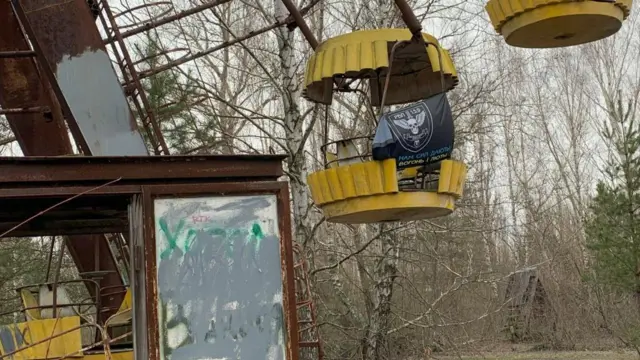 Флаг на припятском колесе обозрения с надписью «Нам силу дают огонь и ярость» (февраль 2024 года)