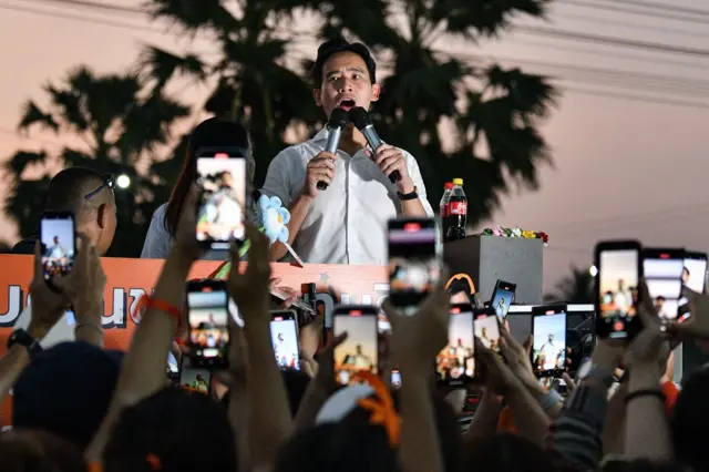 กระแสนิยมในตัว พิธา ลิ้มเจริญรัตน์ หัวหน้าพรรคก้าวไกล พุ่งถึงขีดสุดในช่วงโค้งสุดท้ายก่อนเลือกตั้ง 14 พ.ค. 2566 ทำให้พรรคสีส้มชนะเลือกตั้งด้วยคะแนน 14.4 ล้านเสียง