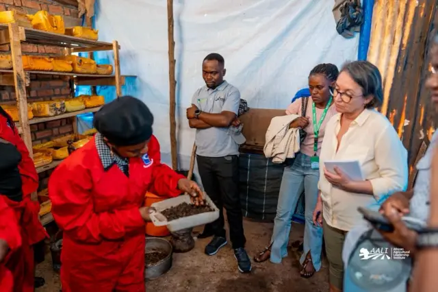 À l'usine, les déchets sont triés pour séparer l'organique du plastique.