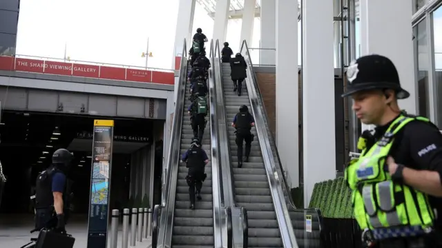 Unidades armadas de la policía inspeccionan la lujosa torre "Shard", el edificio más alto de Londres, que domina el área donde ocurrieron los ataques.