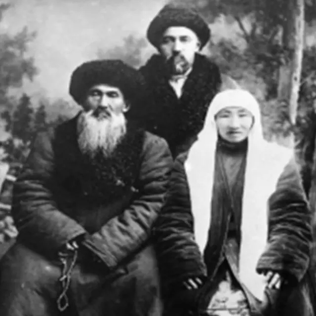 Боогачы Жакыпбек уулу, жубайы Асел жана Кемел Шабдан уулу (ортодо турганы). Сүрөт Оренбург шаарында 1929-1930-жылдарда тартылган.
