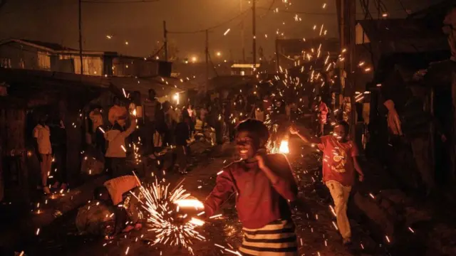 কেনিয়ায় আতশবাজি ফুটিয়ে নতুন বছরের মধ্যরাতে আনন্দ করছে শিশুরা