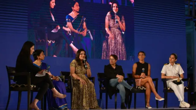 পুলিশ কর্মকর্তা ডি রূপাকে মুম্বাইয়ের একটি অনুষ্ঠানে সংবর্ধনা দেওয়া হচ্ছে