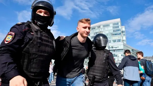 Manifestante detenido en Moscú