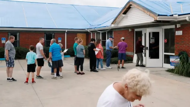 Personas votando en Florida.