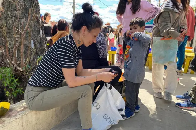 Noelia esperando la entregadansk casino onlinecomida en el comedor “Pequeños valientes”.