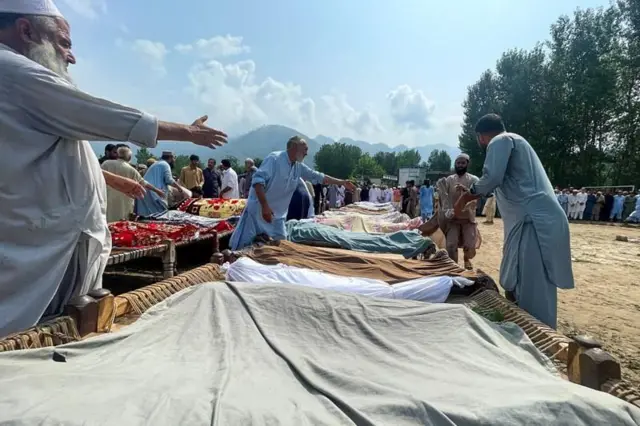 اورښتونو بونیر ته غځېدلي سړکونه هم زیانمن کړي چې له نورو سیمو د خلکو ورتګ ستونزمن شوی دی.