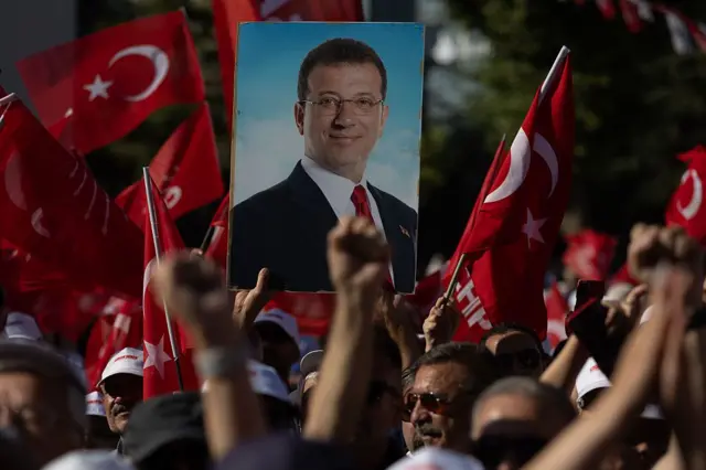 Mitingde taşınan İmamoğlu fotoğrafı