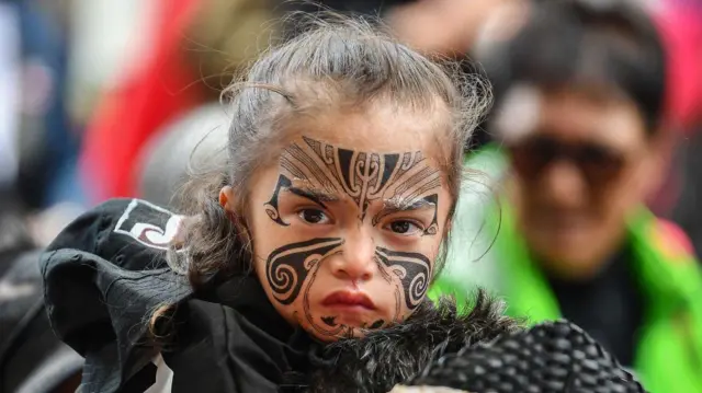 Miembros de la comunidad maorí, toman parte en una marcha de protesta en Wellington, 19 de noviembre, 2024.