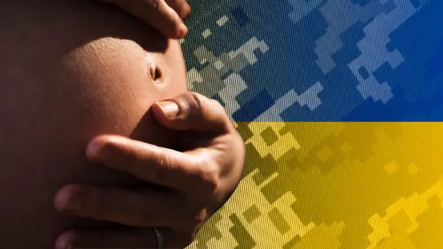 Живіт вагітної жінки на тлі українського прапора та військової форми