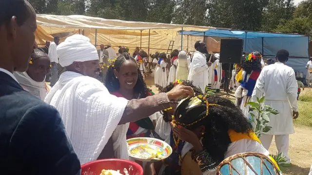 ኣብ ከተማ ዓድግራት ኣብ ኣከባብራ በዓል መስቀል፡ መራሒ ሃይማኖት (ቀሺ)፡ ንተሳታፊት እቲ በዓል ጠስሚ እንትለኽዩ 25/9/2018