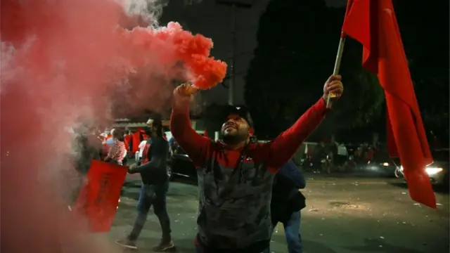 Castro'yu destekleyenler Özgürlük ve Yeniden Kuruluş Partisi Genel Merkezi önünde kutlamalara başladı