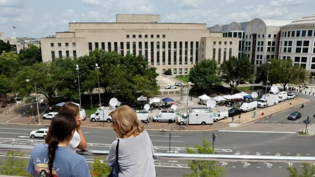 شاحنات البث التلفزيوني متوقفة حول قاعة المحكمة