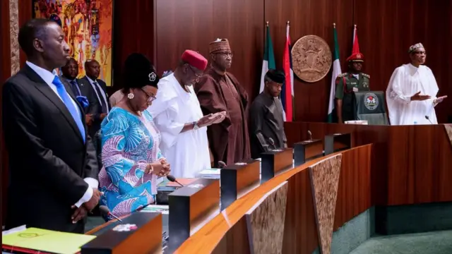 Aarẹ Buhari tẹwọ adura pẹlu awọn ọmọ igbimọ isejọba apapọ nibi ipade wọn