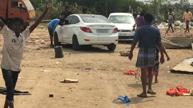 கைப்பற்றப்பட்ட கார்கள் இரண்டு