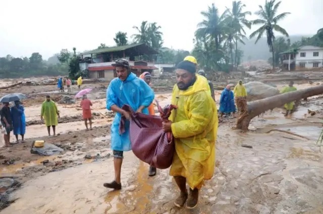 স্থানীয় মানুষও উদ্ধার কাজে হাত লাগিয়েছেন