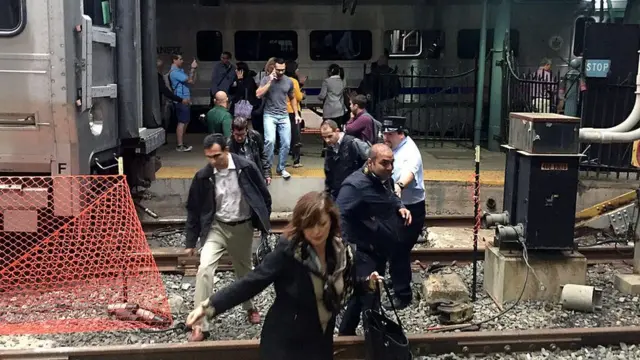 Gente saliendo del tren luego del accidente en Nueva Jersey.