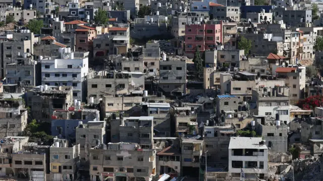 Лагерь беженцев Нур-Шамс на Западном берегу - множество домов, которые частично разрушены