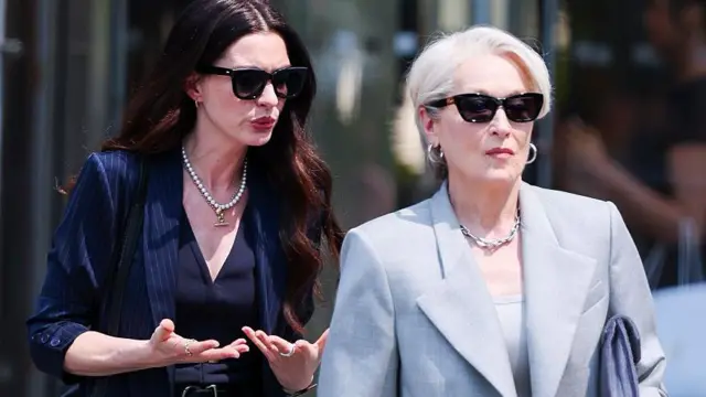 Meryl Streep (dcha.) y Anne Hathaway durante el rodaje de "El diablo viste de Prada 2".