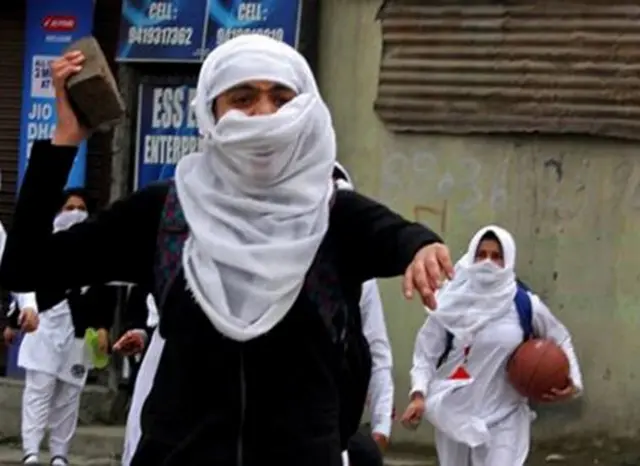 புல்வாமா டிகிரி கல்லூரியில் காவல்துறையினர் மேற்கொண்ட நடவடிக்கைகளுக்கு பிறகு மோதல் தொடங்கியது.