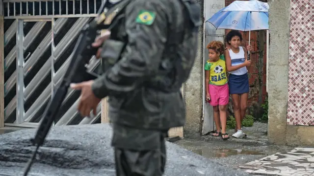 Criançassuper betnacionalárea que recebeu intervenção no Rio