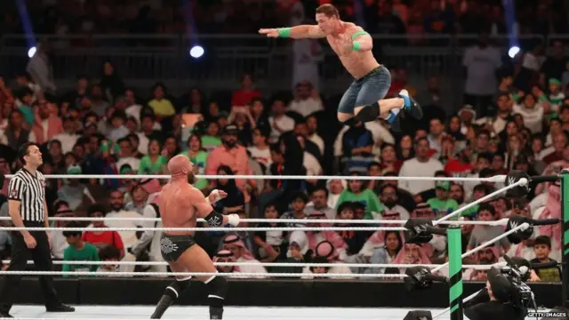 ਮੁਕਾਬਲੇ ਵਿੱਚ ਜੋਹਨ ਸੀਨਾ, ਟਰਿਪਲ ਐੱਚ ਉੱਪਰ ਭਿੜਦੇ ਹੋਏ