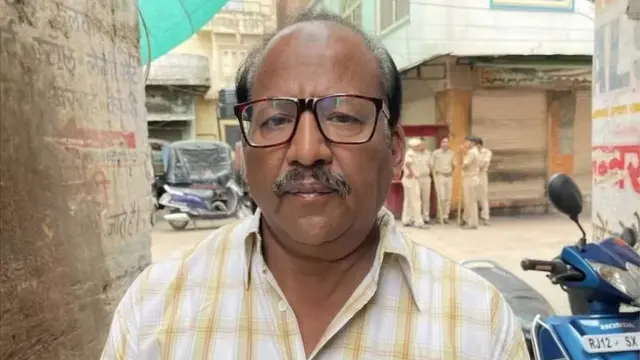 રિયાઝ હુસૈન કહે છે કે પરમ દિવસે રાત્રે એક જબરદસ્ત રીતે તોડફોડ કરવામાં આવી. મારી ગાડીઓ તોડી નાખી