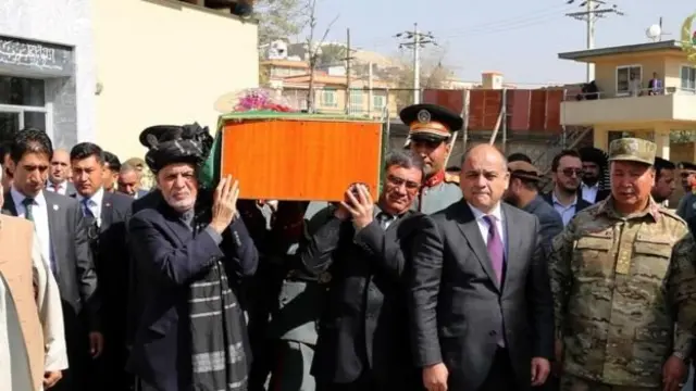 آقای غنی تابوت فرمانده پلیس پکتیا را در کابل بر دوش گرفت