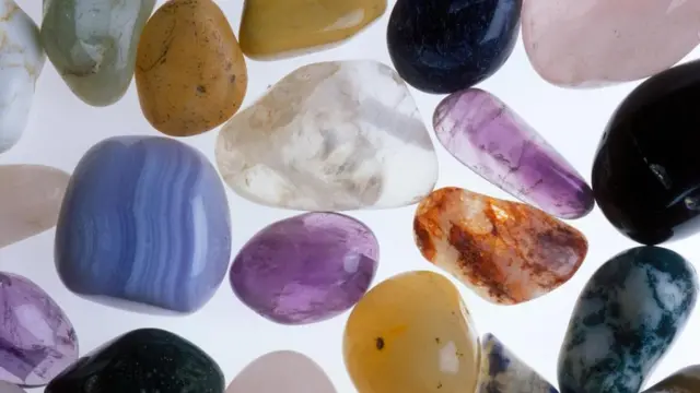 礼品店里经常会有打磨光滑的“解压石”，卖点是用大拇指和食指摩挲石头能有安神功效