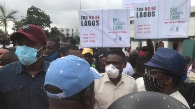 Pipo wey hold placards