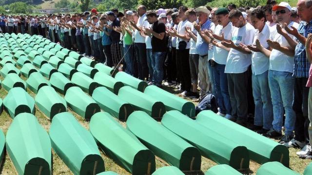 похороны убитых в Сребренице