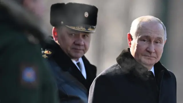 রুশ প্রেসিডেন্ট ভ্লাদিমির পুতিন ও প্রতিরক্ষা মন্ত্রী সের্গেই শইগু 