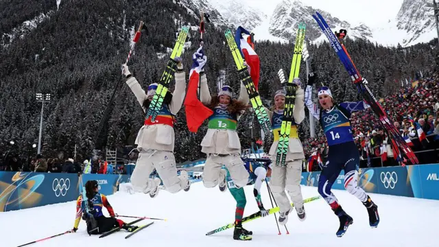 Французская сборная по биатлону празднует победу