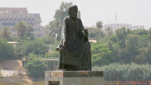 تمثال الشاعر العربي أبو نُواس الذي اشتهر بشرب الخمر وقصائد في وصفها عرفت بالخمريات، في العاصمة العراقية بغداد