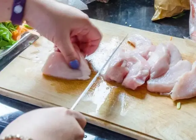 Préparation d'un poulet.