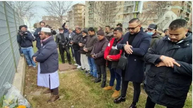 Awọn musulumi n gbadura ni iboji oku awọn to ku