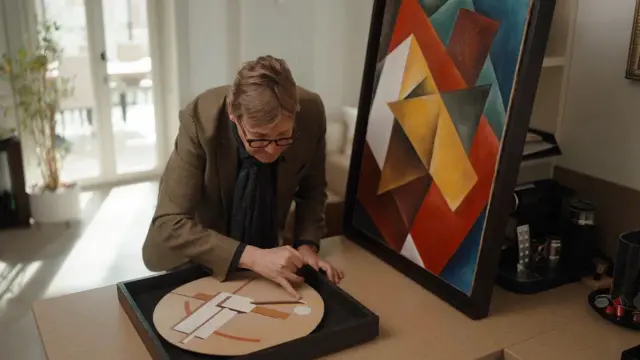 El experto en arte londinense James Butterwick examina un lienzo supuestamente de El Lissitzky, vendido por la galería Orlando de Zurich