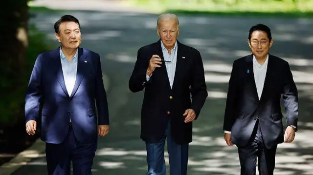 윤석열 대통령이 조 바이든 미국 대통령, 이시바 시게루 일본 총리와 함께 산책하고 있다