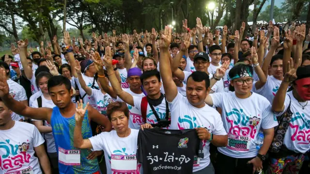 ဘန်ကောက်က ပန်းခြံတစ်ခုမှာ စုဝေးပြီး တာထွက်ကြမယ့် အာဏာရှင်ဆန့်ကျင်ရေး အပြေးသမားတွေ