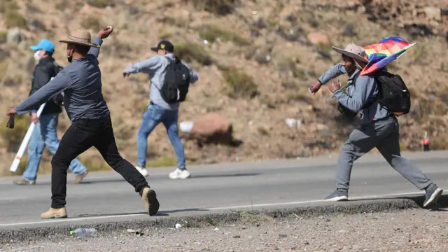 Partidarios de Evo Morales se enfrenta a seguidores del presidente Luis Arce en la carretera entre Oruro y La Paz, municipio de Vila Vila, Bolivia, 17 de septiembre de 2024.