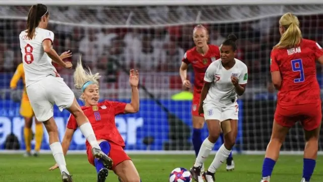 يرتدي مشجعو هذا الفريق أو ذاك من فرق كرة القدم الألوان نفسها، وذلك لإظهار التشابه بينهم وبين الأفراد الآخرين في "قبيلتهم"