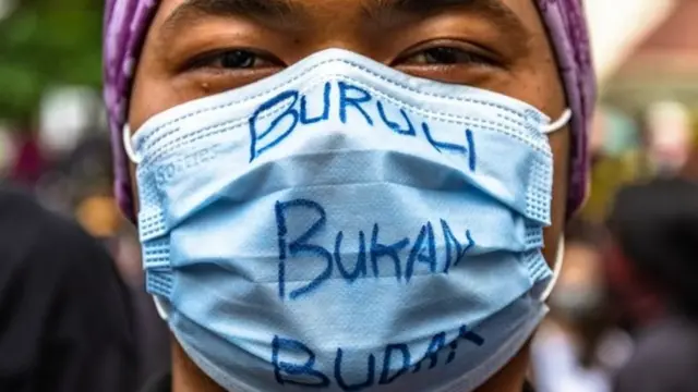 Pengunjuk rasa mengenakan masker bertuliskan 'buruh bukan budak' di depan gedung DPRD Jateng, Kota Semarang, Jawa Tengah, Rabu (07/10/20).