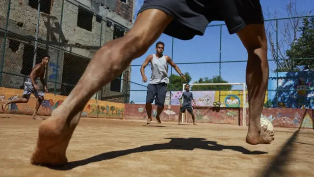 Pessoas jogando futebol