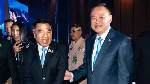 นายอนุทิน ชาญวีรกุล นายกฯ (ขวา) และพลเอก ณัฐพล นาคพาณิชย์ (ซ้าย) อดีตรมช. กระทรวงหลาโหมในยุคนายกฯ แพทองธาร แต่ปัจจุบันได้รับตำแหน่ง รมว. กระทรวงหลาโหม ในครม.อนุทิน