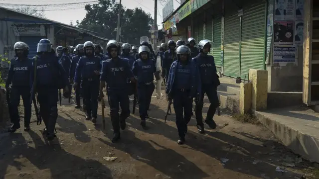 বাংলাদেশে পুলিশ সম্পর্ক সাধারণ মানুষের একটা নেতিবাচক ধারনা আছে বলে মনে করেন জঙ্গিবাদ বিশেষজ্ঞ তাসনিম খলিল