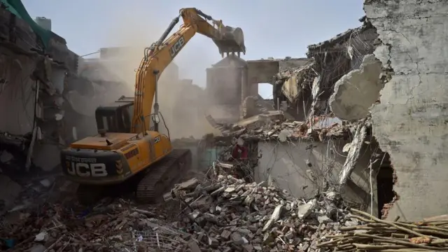 এলাহাবাদে ভাঙা হচ্ছে জাভেদ মোহামেদের বাসভবন। জুন ২০২২