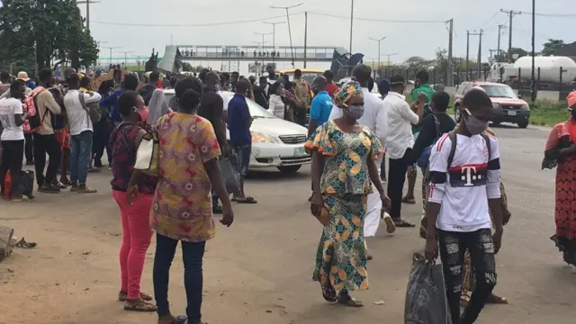 Lagos commuters dey wait for transport, 4 May, 2020